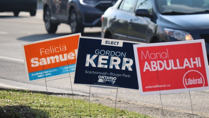 Tatlong karatula ng mga kandidato sa Scarborough Ontario.