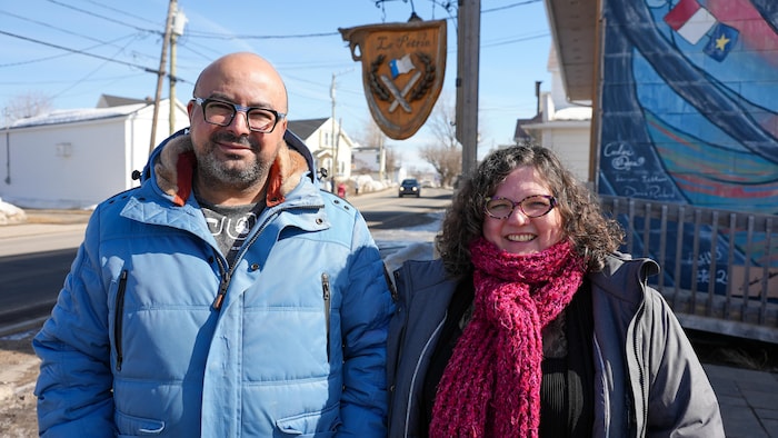 Houssem Dhouib et Véronique Beauchamp, photographiés devant la boulangerie La Pétrie.