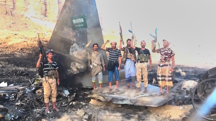 Cette image, tirée d'une vidéo non datée diffusée mercredi 16 septembre 2026 par le Bureau des médias d'Ansar Allah, la branche médiatique des rebelles houthis du Yémen, montre des combattants houthis posant et scandant des slogans au sommet de ce que le groupe a décrit comme l'épave d'un avion de chasse F-15 saoudien abattu, arborant un drapeau saoudien, dans la province de Marib, au Yémen.