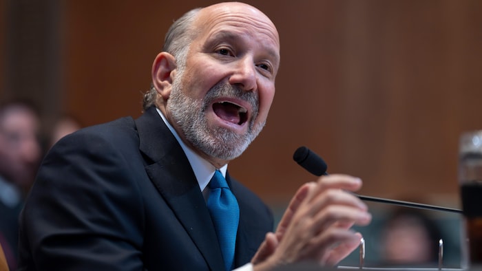 Howard Lutnick répond à une question en comité sénatorial.