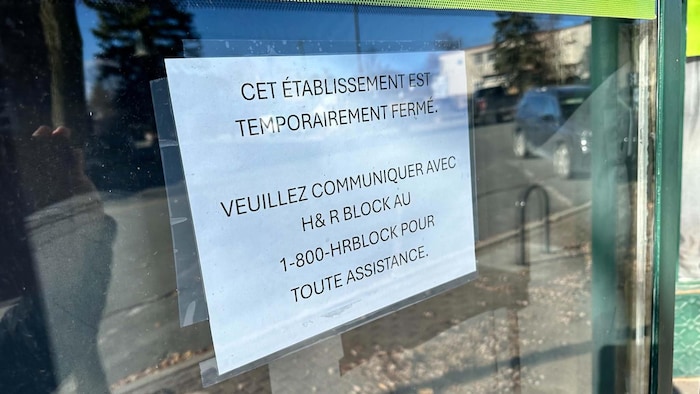 Une feuille dans la porte de H&R Block de Rouyn-Noranda indique que l'établissement est temporairement fermé et de communiquer au 1-800-hrblock pour toute assistance.