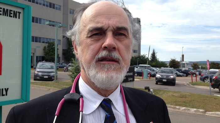 Hubert Dupuis est le président d'Égalité santé en français.
