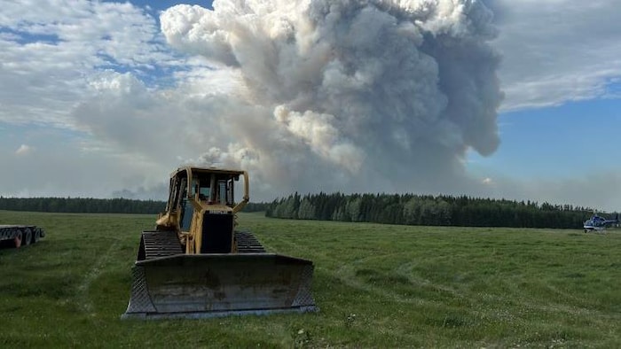 Des équipements lourds travaillent sur le feu de foret au parc provincial Hubert Lake Wildland le 29 mai 2025.