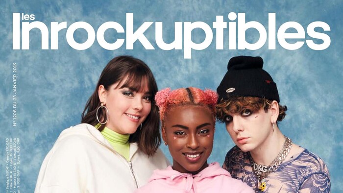 La couverture du magazine montre les trois artistes de la relève assis côte à côte sur un fond bleu. 