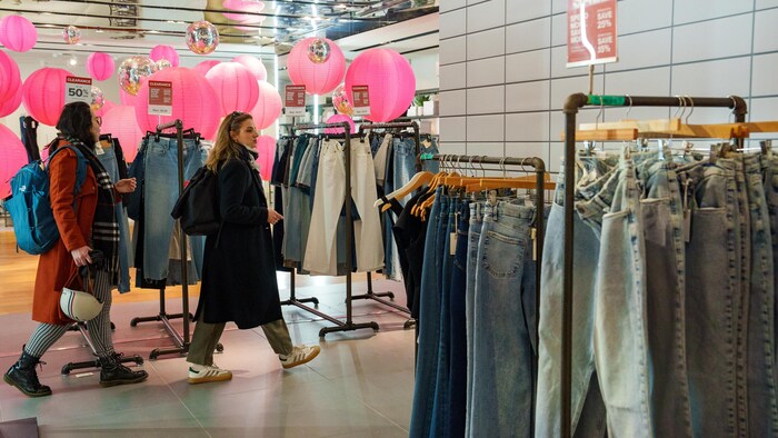 Des clients marchent dans un magasin La Baie à Toronto.