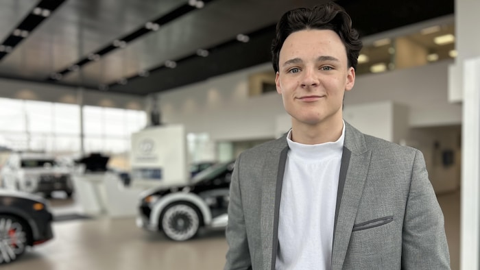 Hugo Allard, debout.