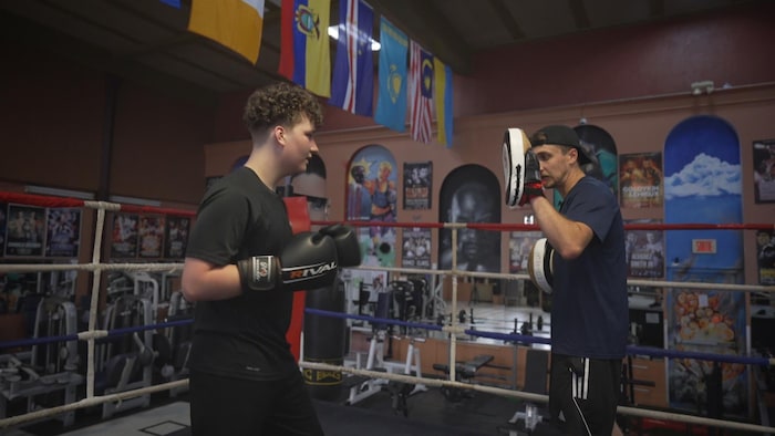 Hugo en entraînement de boxe avec son cousin Antoine.