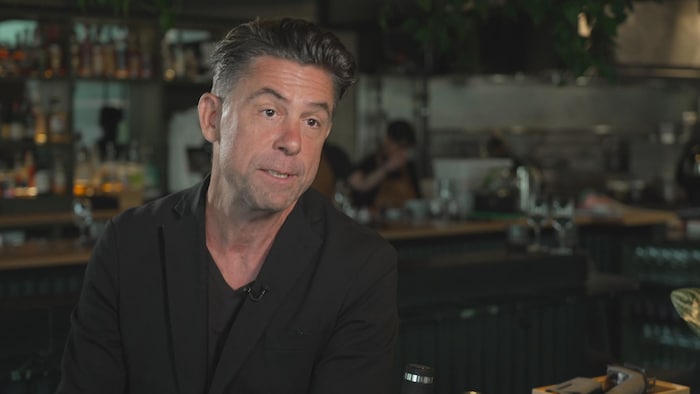 Un homme répond aux questions dans un restaurant.