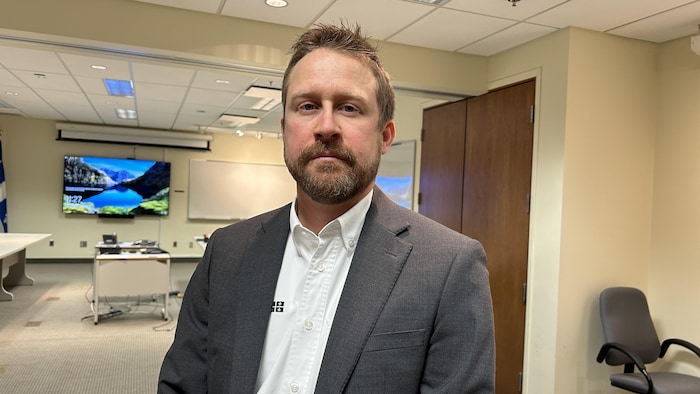 Portrait d'un homme dans un bureau.