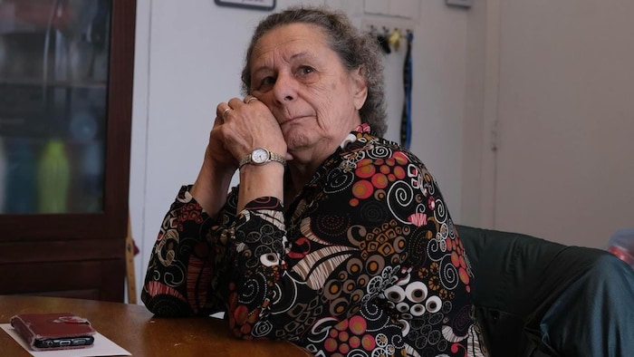 Huguette Therrien est pensive dans sa cuisine.