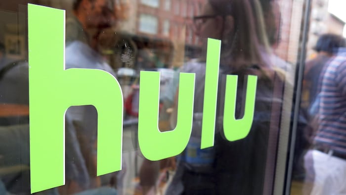 Le logo Hulu sur une vitrine de l'espace Milk Studios à New York. 