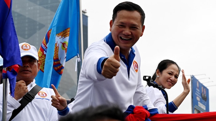 Hun Manet lors d'un événement de campagne à Phnom Penh, souriant, le pouce en l'air.