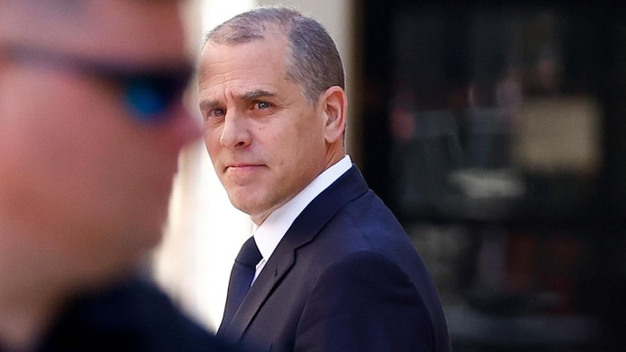 Hunter Biden sort de la cour.