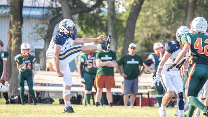 Hunter Gronick sur un terrain de football. 