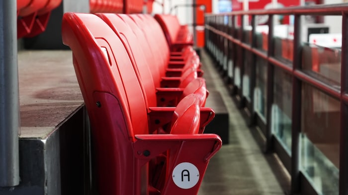 Des sièges vides dans un aréna.