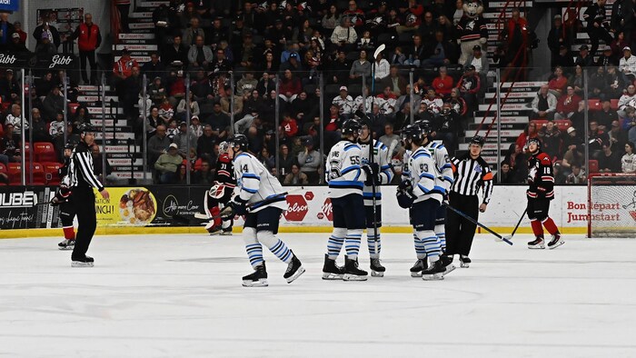 Des joueurs des Saguenéens célèbrent.