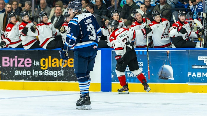 Les Huskies célèbrent à leur banc.