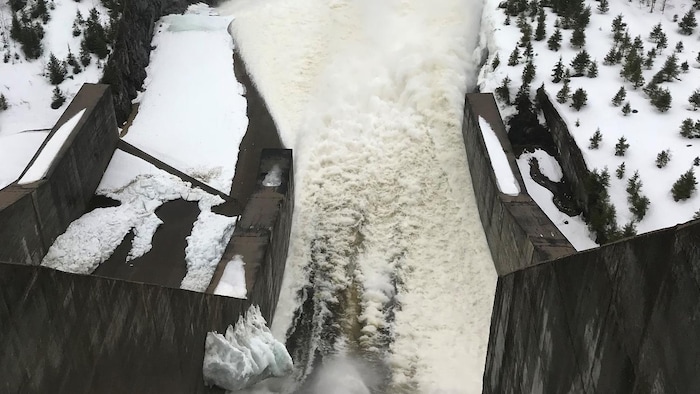 Un fort courant d'eau entre deux murs de béton