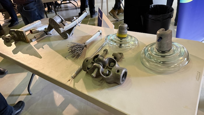 Une table contenant des câbles et autres objets.
