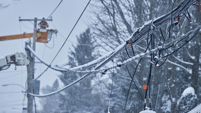 Un technicien d'Hydro-Québec est à l'œuvre pour rétablir le courant électrique.