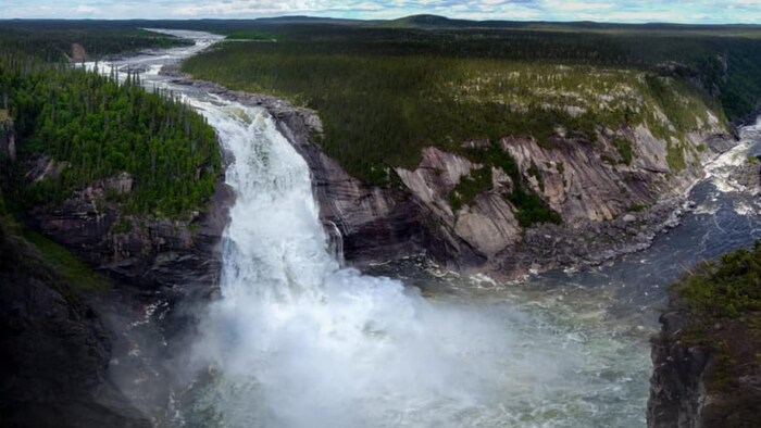 L’incendie de Churchill Falls menace toujours, mais la météo est ...