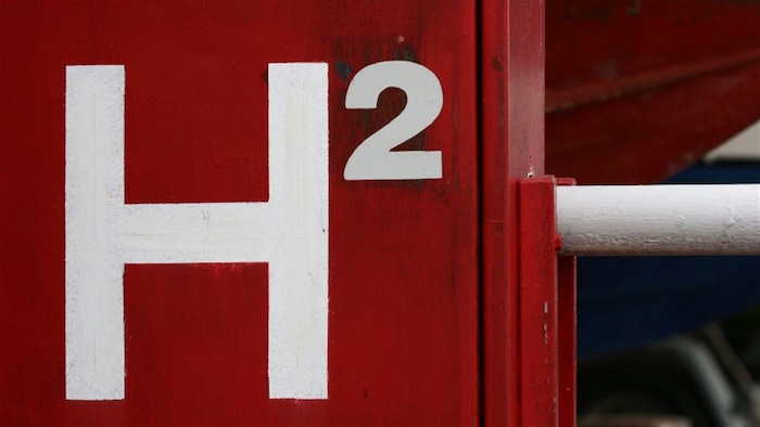 Le symbole chimique de l'hydrogène H² sur une borne rouge.