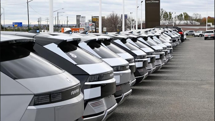 Des voitures électriques Hyundai dans un stationnement à Québec. 