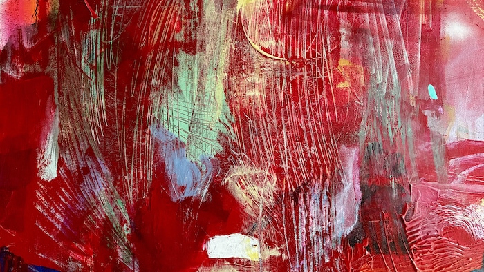 Une peinture abstraite dans les teintes de rouge.
