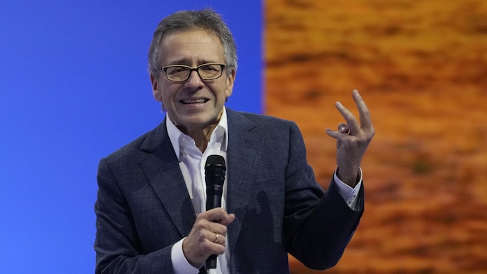 Un homme lors d'une allocution.