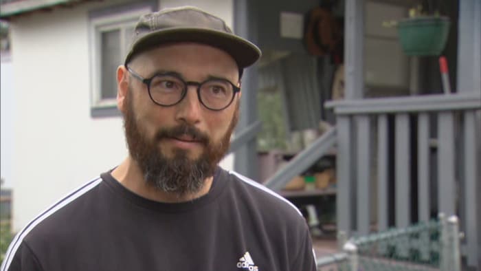 Une personne portant des lunettes et une casquette sur la tête fixe l'objectif d'une caméra, lors d'une entrevue, le 25 juillet 2024, à Valemount, en Colombie-Britannique.