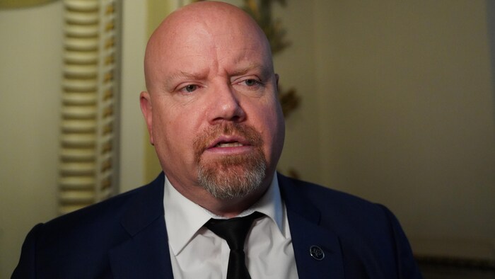 Un homme répond à des questions de journalistes à l'Assemblée nationale du Québec, le 20 mai 2025.