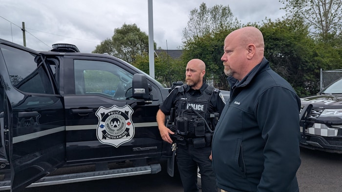 Ian Lafrenière près d'un agent et de son camion de police de Timiskaming.