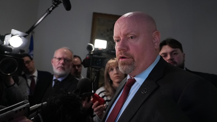 Ian Lafrenière parle aux journalistes.