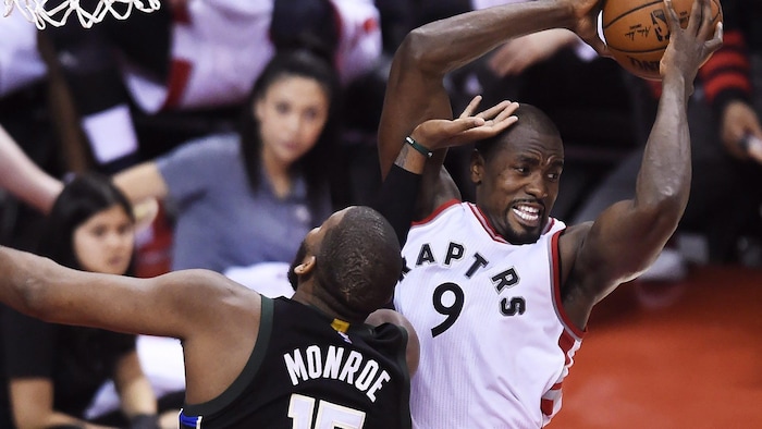 Les Raptors décideront juste avant le match si Ibaka jouera | Radio-Canada