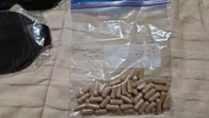 Des capsules qui ressemblent à des médicaments dans un sac en plastique.