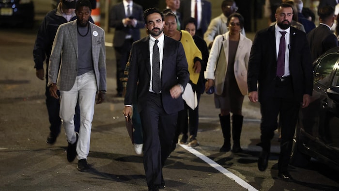 Zohran Mamdani arrive sur les lieux de l'incident.
