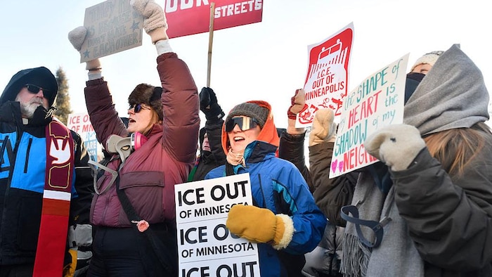 Des manifestants se rassemblent pour protester contre les détentions effectuées par l'ICE.