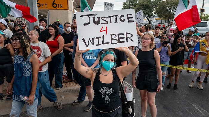 Des manifestants protestent contre les agents de l'ICE, le 20 septembre 2026 à Austin, au Texas.