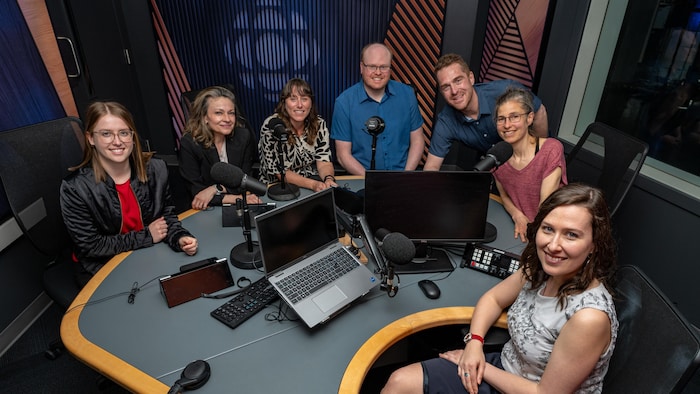Des personnes dans un studio de radio.