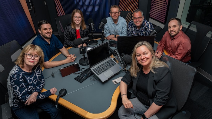 Des personnes dans un studio de radio.
