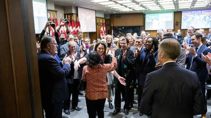 La députée du Nunavut Lori Idlout, qui a quitté le NPD pour rejoindre les libéraux, est accueillie par la députée libérale Sima Acan à son arrivée à une réunion du caucus libéral avec le premier ministre Mark Carney, à droite, sur la Colline du Parlement à Ottawa, le mercredi 11 mars 2026.