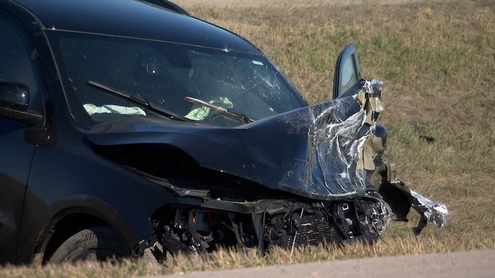 La voiture volée endommagée après la collision à Saskatoon le 5 mai 2026.
