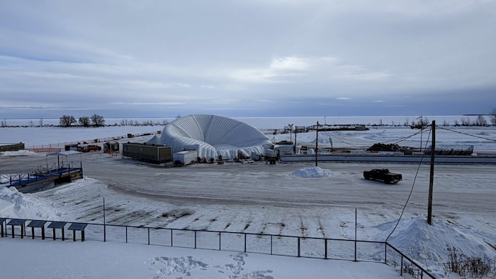 Un igloo gonflable affaissé.