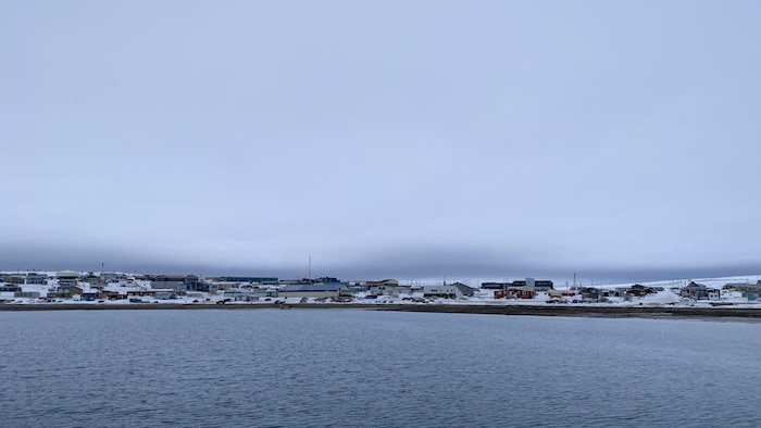 Un village près de l'eau.