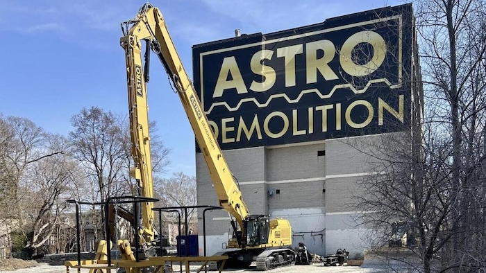 Une grue sur un chantier de démolition.