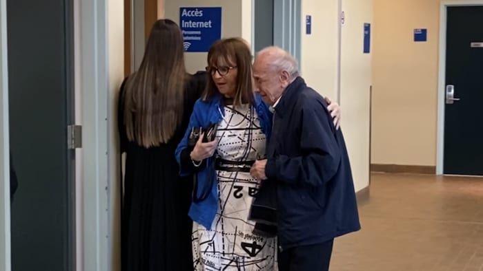 L'homme de 94 ans est réconforté par sa conjointe.
