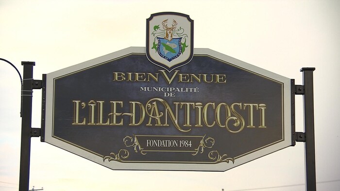 Une affiche souhaite la bienvenue dans la Municipalité de L'Île-d'Anticosti.