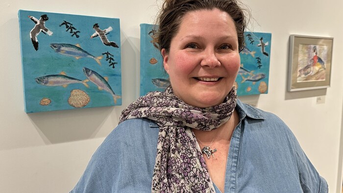 Melanda Schmid-Ochieng, directrice générale,Conservancy Hornby Island, devant des œuvres d'art.