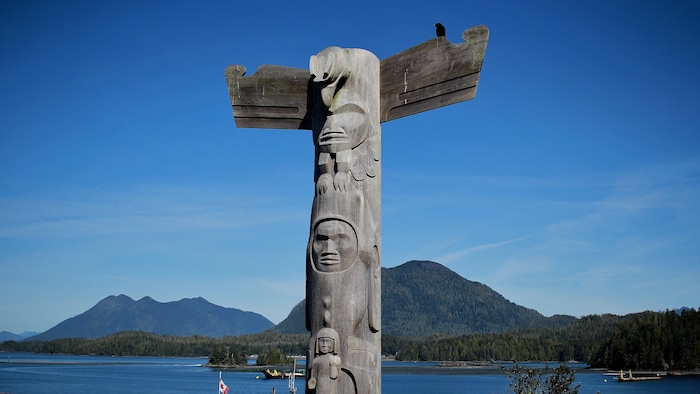 Le mât totémique à Tofino, sur l'île de Vancouver.