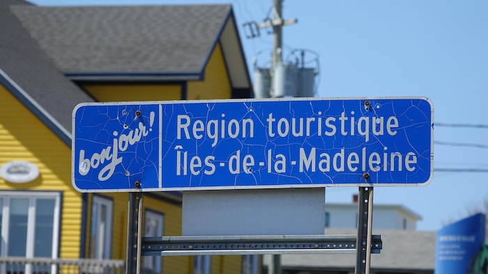 Une pancarte provinciale bleue où il est inscrit «Région touristique Îles-de-la-Madeleine».